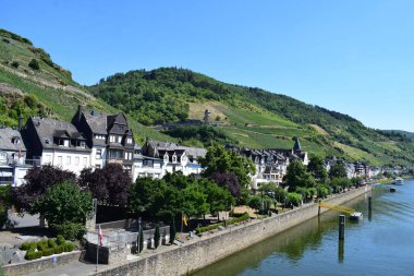 Zell an der Mosel, eski kasabanın rıhtımı.