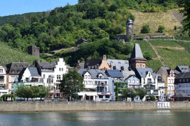 Ortaçağ şehrinin manzarası Zell an der Mosel