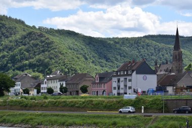 Brohl 'un Ren kıyısı, Andernach ve Bonn arasında Brohl-Luetzing