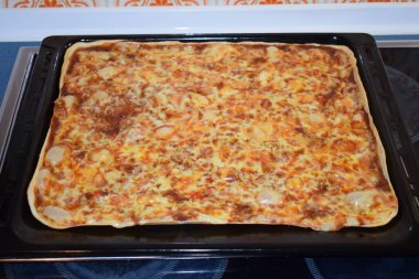 Restoranda pizza pişirmek..