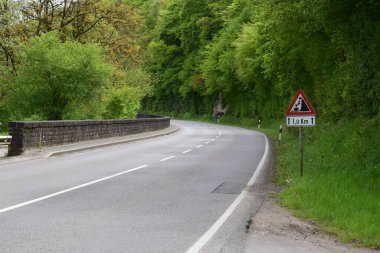 Sauertalbruecke 'nin altındaki vadi yolu Lüksemburg ve Almanya arasındaki sınırdan geçiyor.