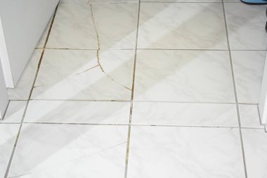 Döşeme kiremitleri kırık.