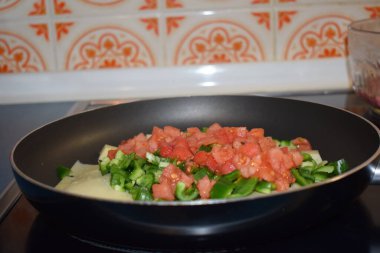 Kırmızı domatesli ve yeşil biberli eritme raketi