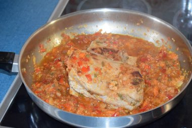 tavuklu domates ve tavada sebze