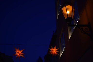 Akşamları Noel süslemesi. Yıldızlı Noel ağacı. şenlikli arkaplan.