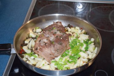 Sebzeli ve baharatlı kızarmış et.