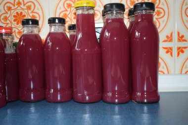Mutfaktaki şişelerde ev yapımı çilek reçeli.