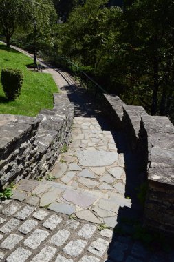 Büyük taş merdivenleri olan güzel bir park.