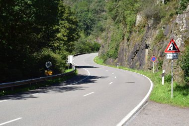 Dağlarda yol tabelası