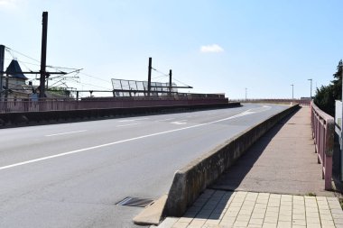 Şehirdeki köprü ve yol