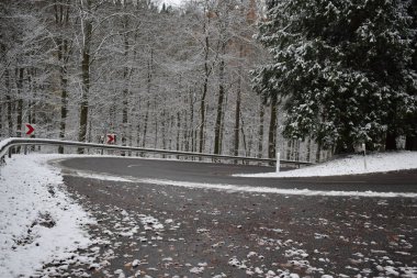 Dağlarda kış yolu.