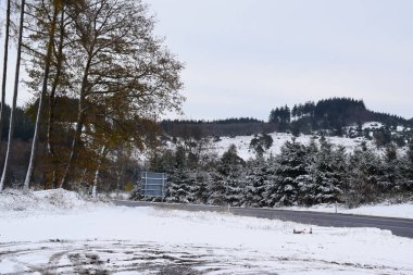 Kar ve ağaçlarla kaplı kış manzarası