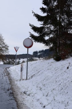 Kış manzarası - trafik işaretleri