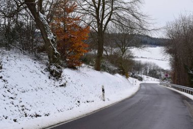 Kırsal kesimde karla kaplı güzel bir kış yolu.