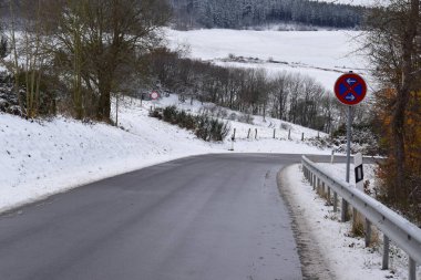 Bir yolu ve bir ağacı olan kış manzarası