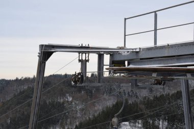 Asansörlü kayak tepesi