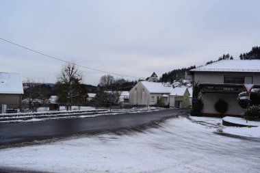 Ağaçlı ve karlı bir yolun dikey görüntüsü