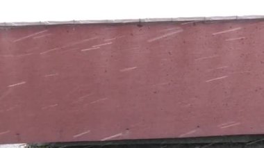 Bir duvarın önüne düşen kar.