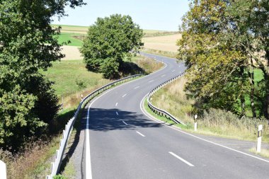 Sonbahar manzarasında kıvrımlı yol