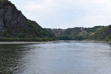 Loreley geçidinin güney ucunda, Oberwesel yakınlarında.