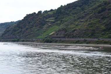 Loreley geçidinin güney ucunda, Oberwesel yakınlarında.