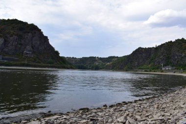 Ren Nehri 'nin alçak akışı Loreley geçidinin güney ucunda.