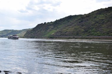 Loreley 'deki Ren Nehri Resifi, yaz mevsiminde ada olarak görülebilir.