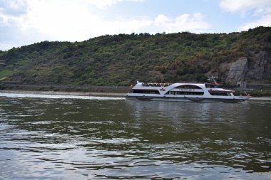 Ren nehrindeki yolcu gemisi Loreley 'e giriyor.
