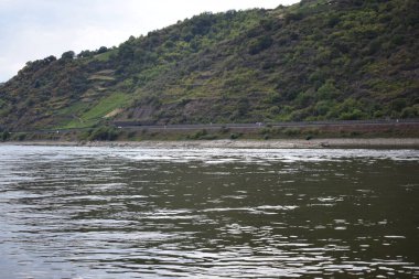 Loreley 'deki Ren Nehri Resifi, yaz mevsiminde ada olarak görülebilir.