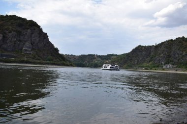 Ren nehrindeki yolcu gemisi Loreley 'e giriyor.