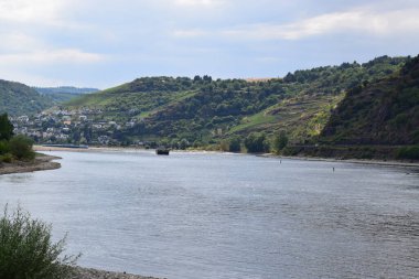 Loreley 'in güney ucunda bir kargo gemisi olan Rhine.