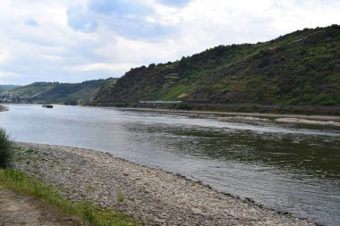 Loreley 'deki Ren Nehri Resifi, yaz mevsiminde ada olarak görülebilir.