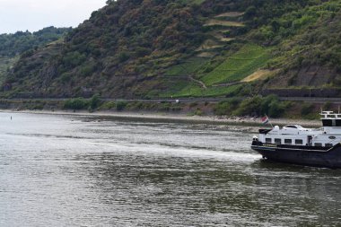 Loreley 'in güney ucunda bir kargo gemisi olan Rhine.