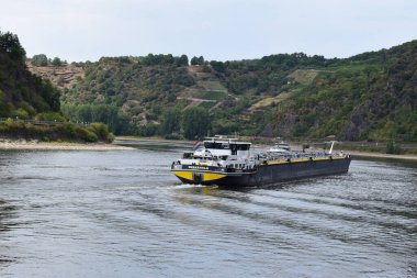 Loreley geçidinde alçak Ren suyundan geçen iki kargo gemisi.