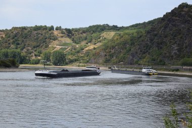 Loreley geçidinde alçak Ren suyundan geçen iki kargo gemisi.