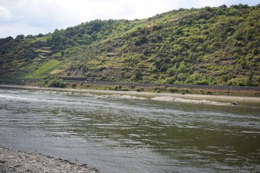 Loreley 'deki Ren Nehri Resifi, yaz mevsiminde ada olarak görülebilir.