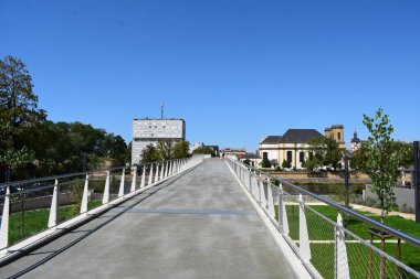 Thionville, Passerelle de l 'Europe' daki Moselle üzerinden yaya köprüsünden geçen boş bir yol.