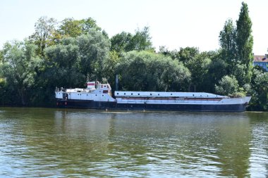 Fransa 'daki Moselle Nehri' ndeki gemi.