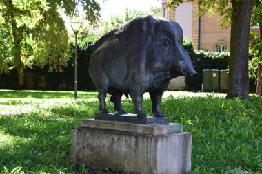 wild pig statue in France