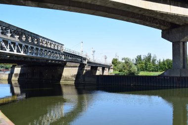 İki katlı köprüler ve Thionville 'deki Moselle.