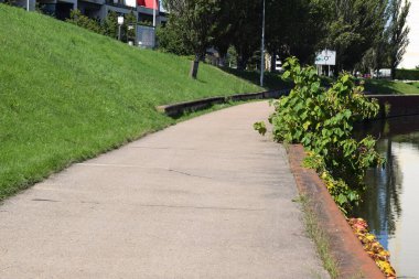 Thionville 'deki Moselle boyunca bir patika.