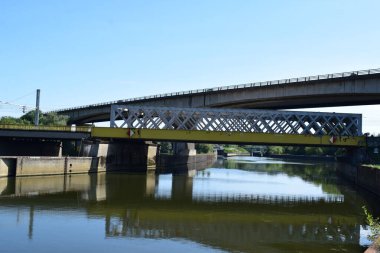 İki katlı köprüler ve Thionville 'deki Moselle.