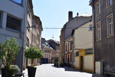 Thionville 'de eski bir kasaba sokağı Bir yaz günü