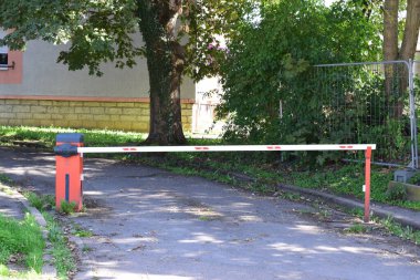 Çitleri olan eski binanın girişi.