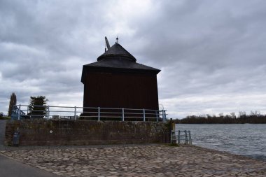 Ren, Oestrich-Winkel 'de 1745 yılından kalma şarap yüklü vinç.