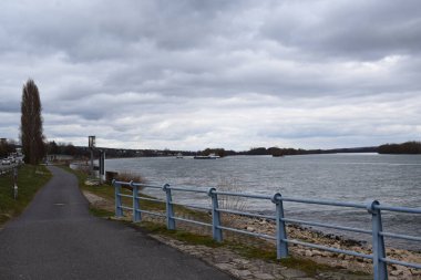 Adalı Ren ve geçen gemiler