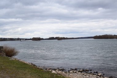 Adalı Ren ve geçen gemiler