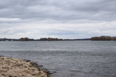 Adalı Ren ve geçen gemiler