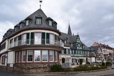 Rheingau 'daki Oestrich-Winkel kasabası.