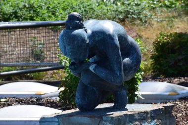 Reginarisbrunnen 'deki eski içki kız heykeli. Mendig yakınlarındaki eski soda fabrikası ve yerleşim yeri. 